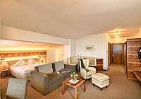 Hotel Hohenwart in Schenna – Geräumiges Hotelzimmer mit Doppelbett und gemütlicher Sitzecke | Wellnesshotel Südtirol