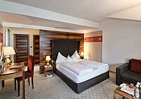 Hotel Hohenwart in Schenna – Elegantes Doppelzimmer mit Schreibtisch und Sitzgelegenheit | Wellnesshotel Südtirol