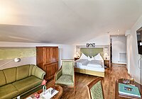 Hotel Hohenwart in Schenna – Komfortable Suite mit Doppelbett und separatem Wohnbereich | Wellnesshotel Südtirol