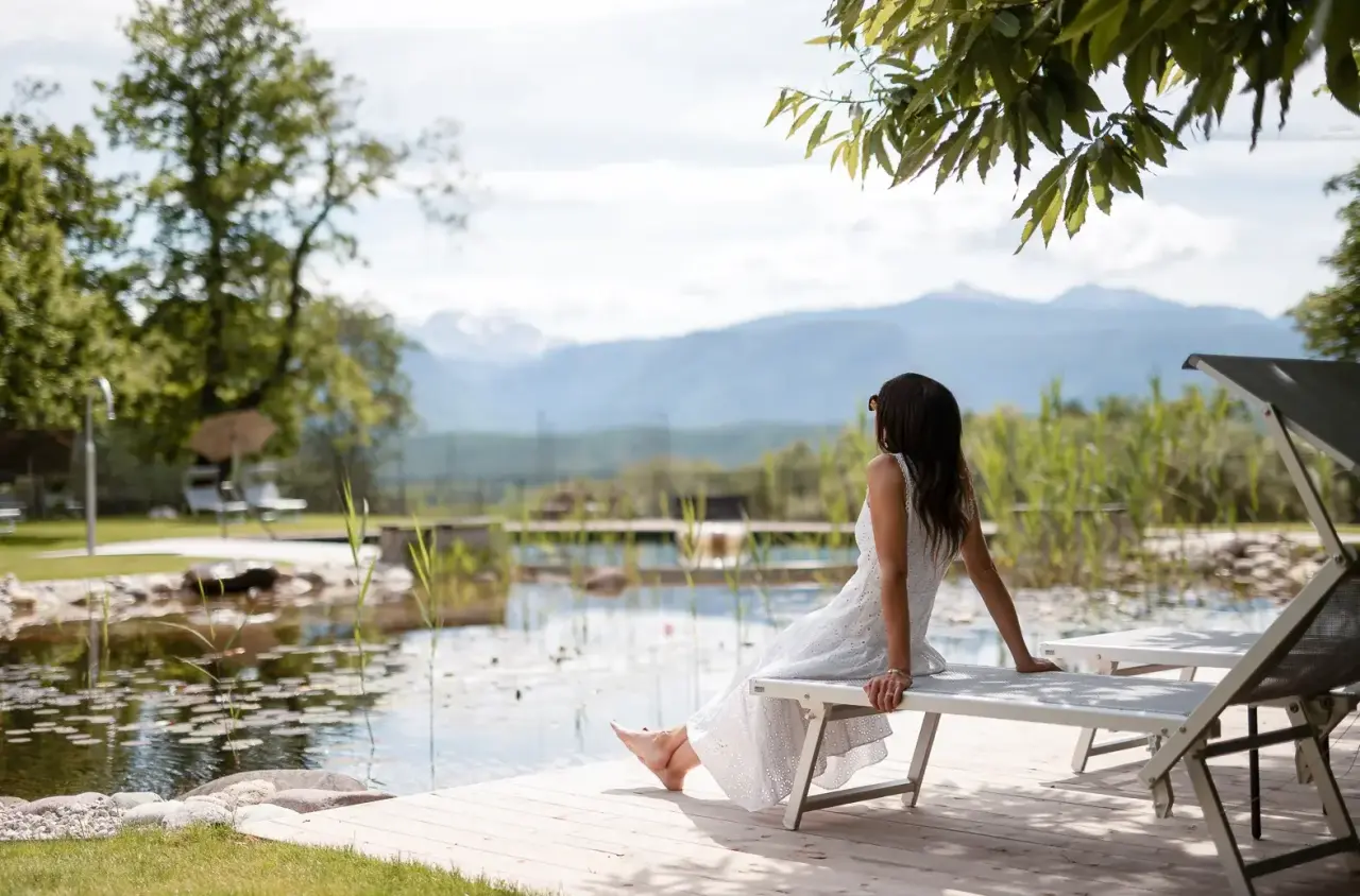 Hotel Restaurant Weingut Stroblhof in Eppan an der Weinstraße – Naturbadeteich mit Bergpanorama | Wellnesshotel Südtirol