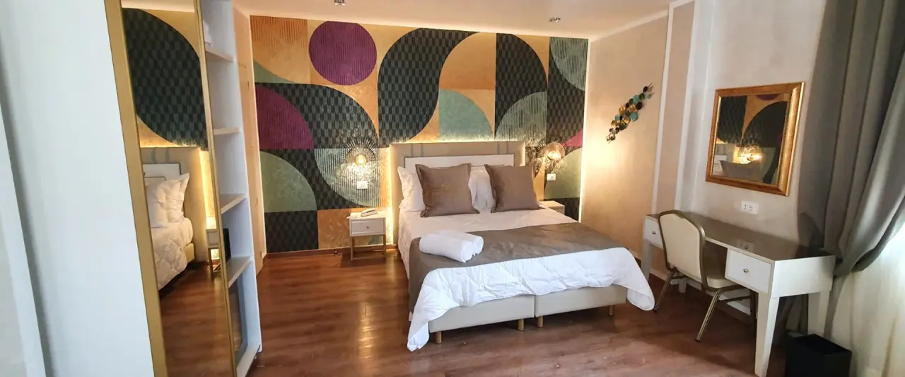 Amsterdam Suite Hotel & SPA in Rimini – Modernes Doppelzimmer mit stilvoller Wandgestaltung | Wellnesshotel Adria