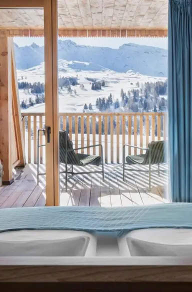 ICARO Hotel in Kastelruth – Schlafzimmer mit Balkon und Panoramablick auf die Berge | Wellnesshotel Südtirol
