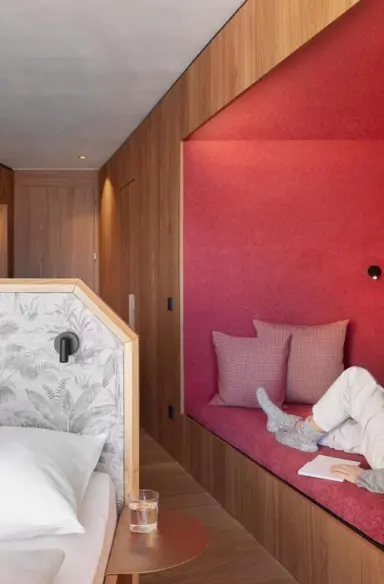 ICARO Hotel in Kastelruth – Gemütliche Leseecke im Hotelzimmer | Wellnesshotel Südtirol