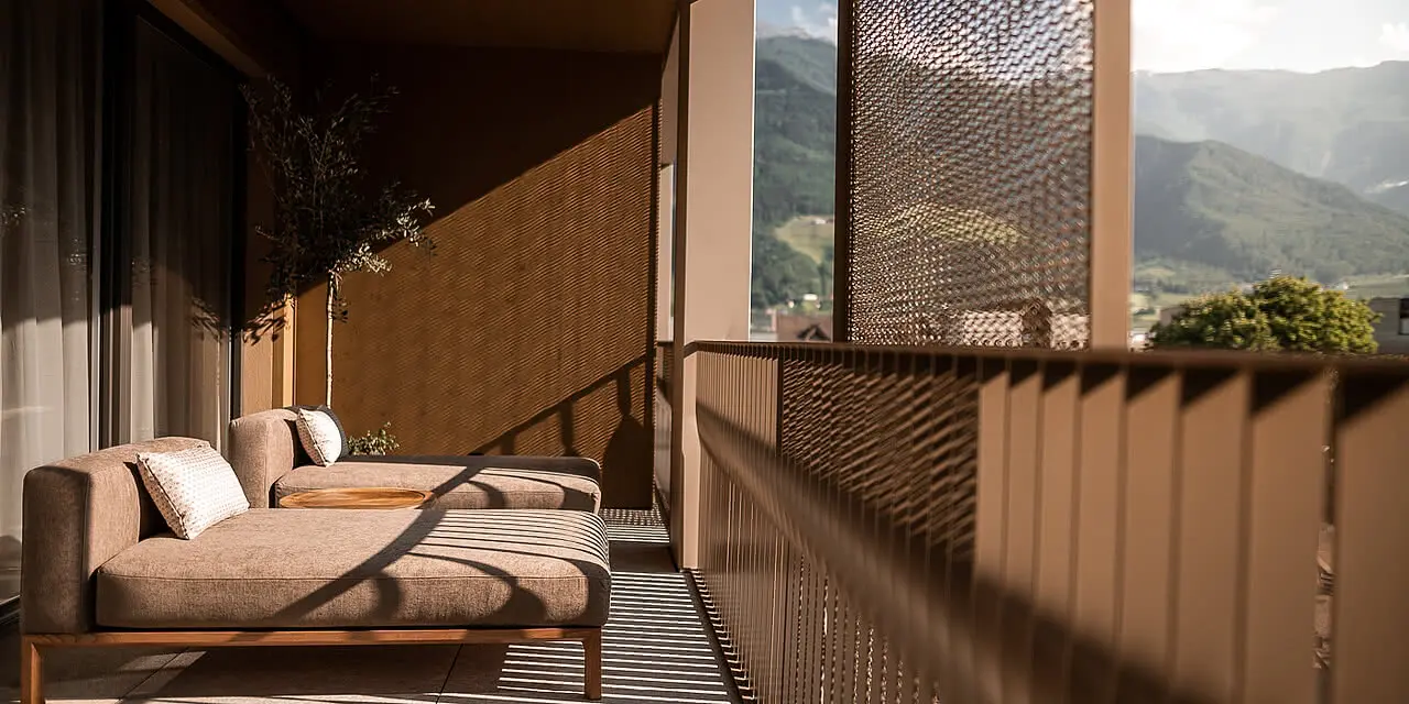 Sonnen Resort in Naturns – Balkon mit bequemen Liegen und Bergblick | Wellnesshotel Südtirol