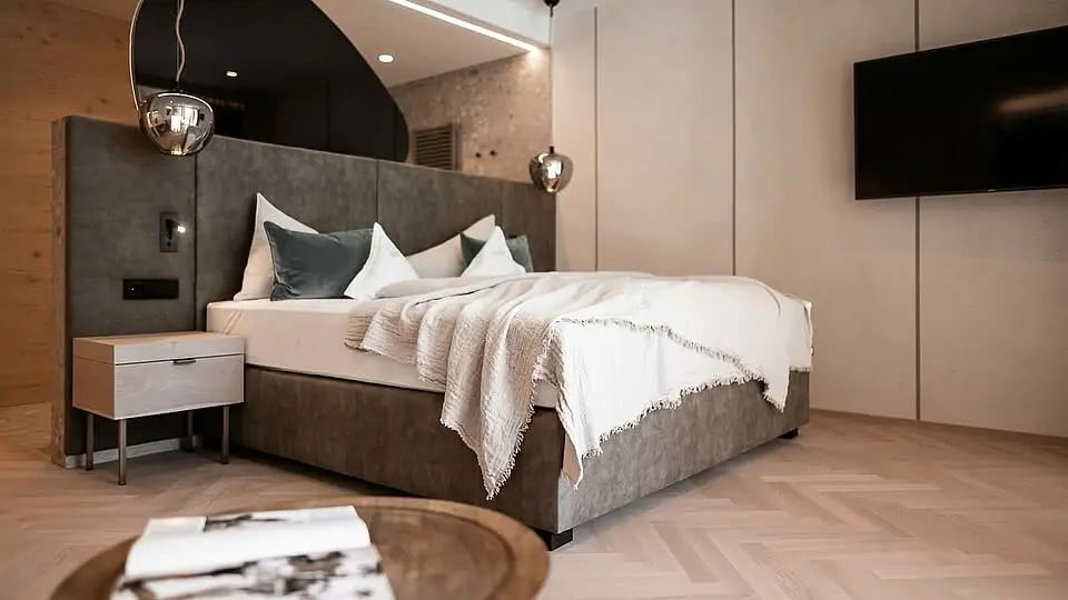 Sonnen Resort in Naturns – Modernes Doppelzimmer mit großem Bett und stilvoller Einrichtung | Wellnesshotel Südtirol