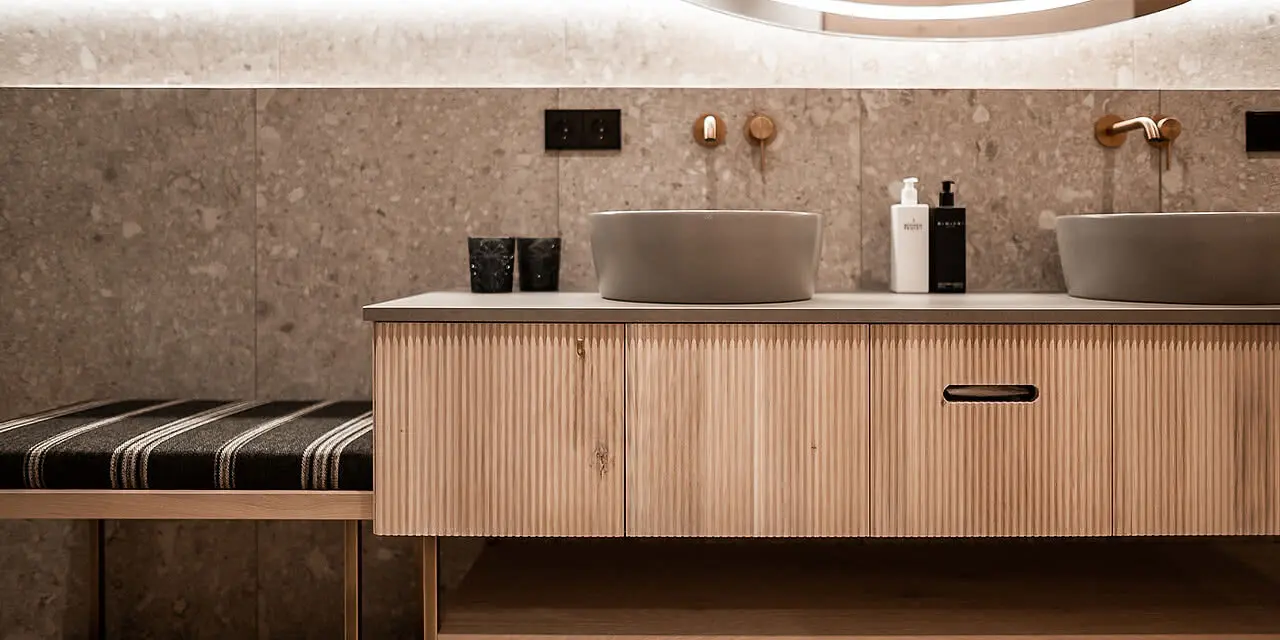 Sonnen Resort in Naturns – Modernes Badezimmer mit Doppelwaschbecken und Holzelementen | Wellnesshotel Südtirol