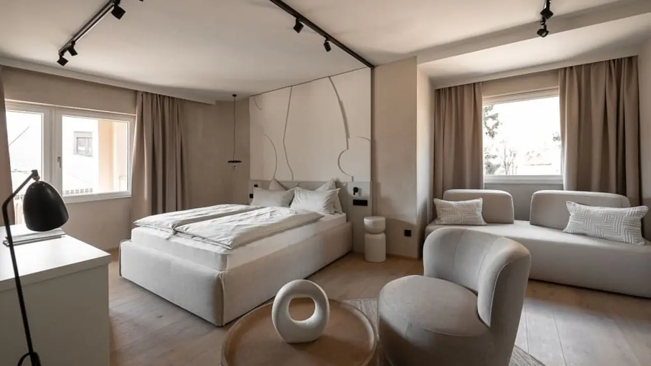Sonnen Resort in Naturns – Helles und geräumiges Hotelzimmer mit Doppelbett und Sitzbereich | Wellnesshotel Südtirol
