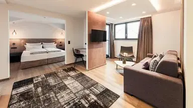 Sonnen Resort in Naturns – Geräumige Suite mit separatem Schlaf- und Wohnbereich | Wellnesshotel Südtirol
