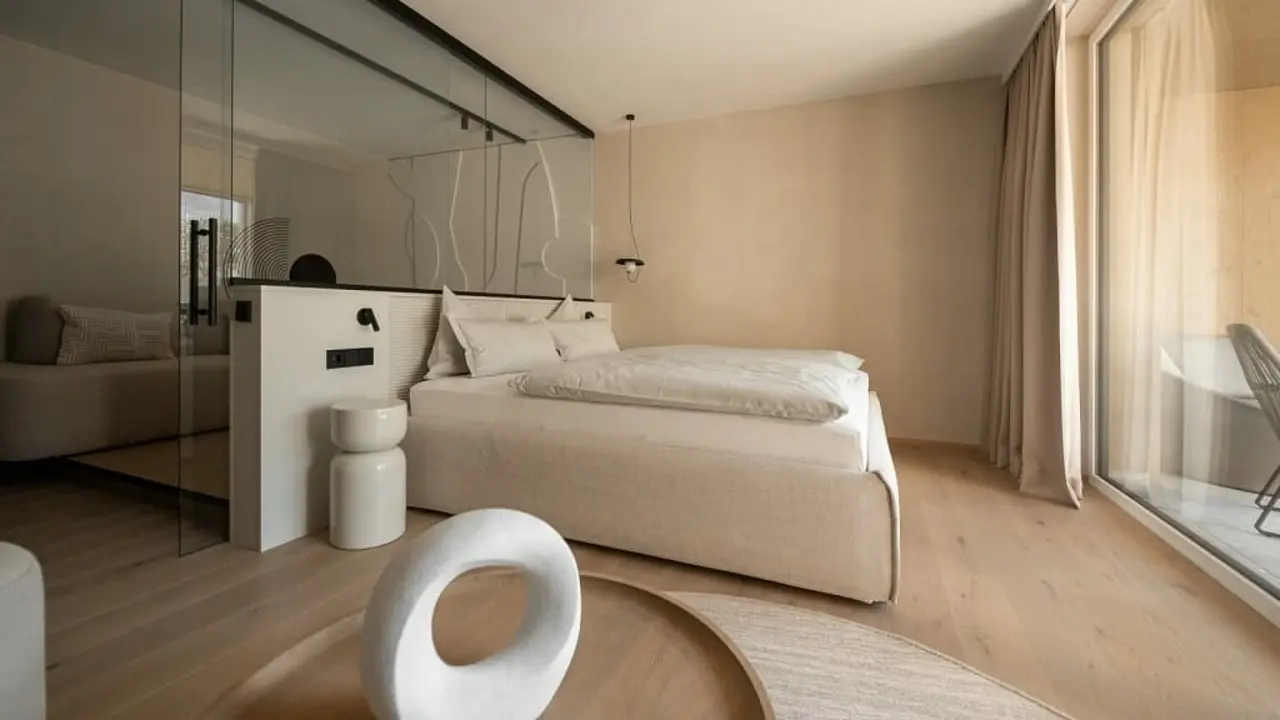 Sonnen Resort in Naturns – Elegantes Hotelzimmer mit Glasabtrennung und Zugang zum Balkon | Wellnesshotel Südtirol