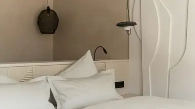 Sonnen Resort in Naturns – Modernes Schlafzimmer-Detail mit stilvollen Lampen | Wellnesshotel Südtirol