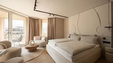Sonnen Resort in Naturns – Modernes Doppelzimmer mit Balkon und Sitzbereich | Wellnesshotel Südtirol