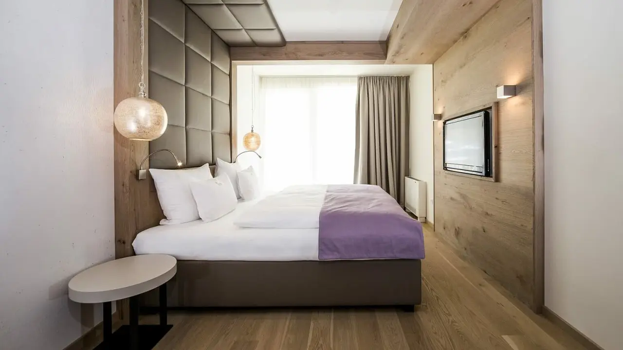 Sonnen Resort in Naturns – Komfortables Hotelzimmer mit Holzelementen und Doppelbett | Wellnesshotel Südtirol