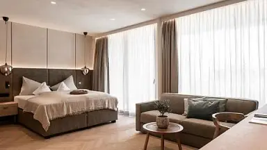 Sonnen Resort in Naturns – Geräumiges Doppelzimmer mit Sofa und großen Fenstern | Wellnesshotel Südtirol