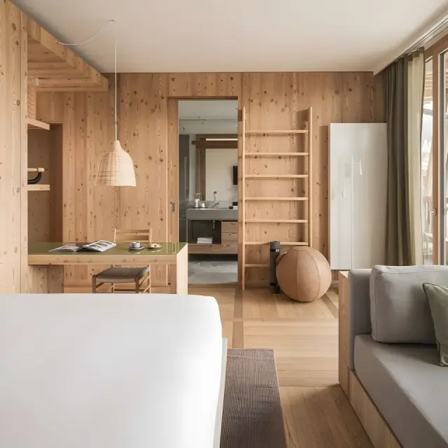 Falkensteiner Hotel Kronplatz in Bruneck – Geräumiges Hotelzimmer mit Holzeinrichtung und Badzugang | Wellnesshotel Südtirol