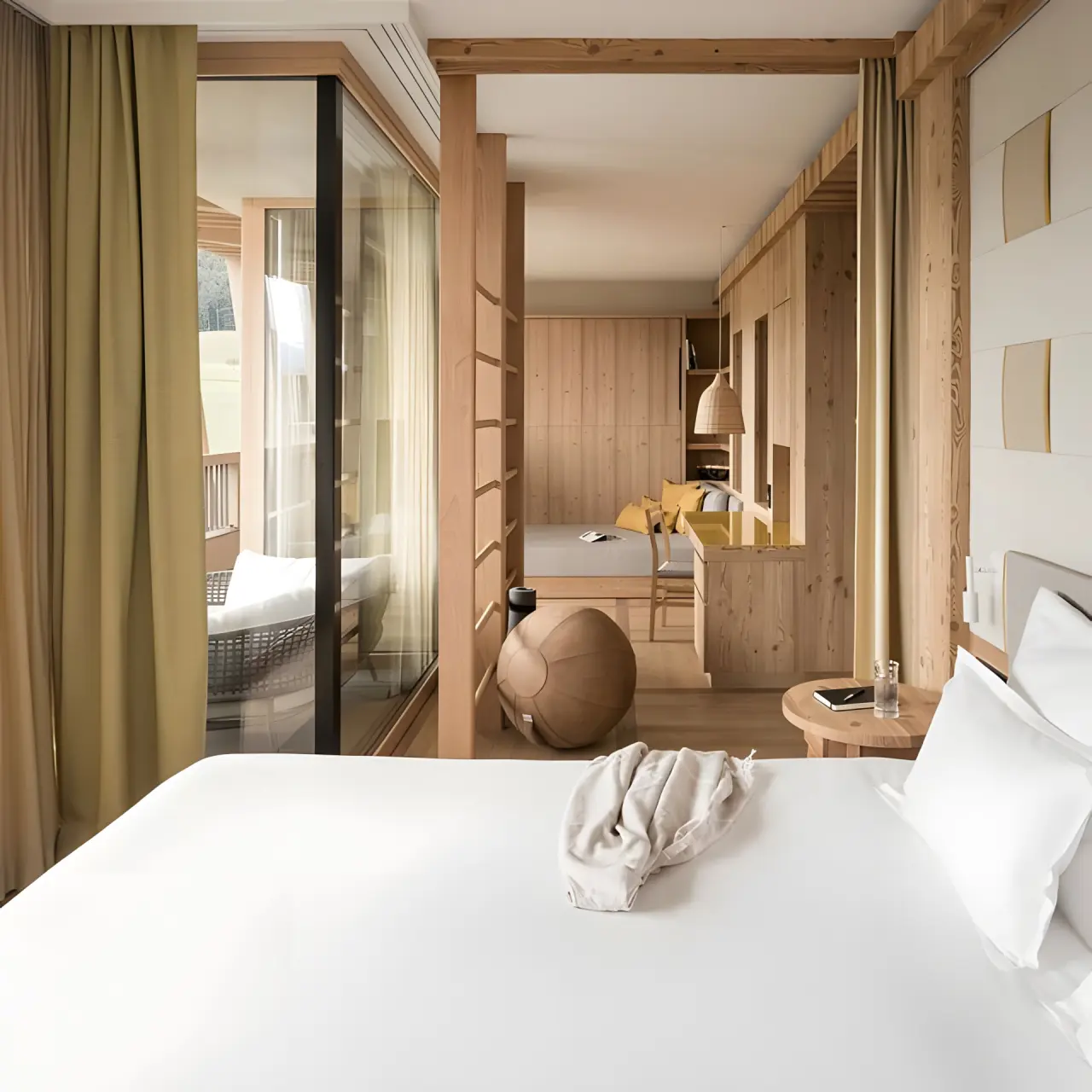 Falkensteiner Hotel Kronplatz in Bruneck – Hotelzimmer mit Balkon und Blick auf die Natur | Wellnesshotel Südtirol