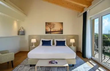 Hotel Leonardo in Lazise – Komfortables Doppelzimmer mit Holzbalkendecke | Wellnesshotel Gardasee