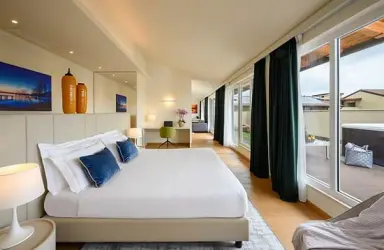 Hotel Leonardo in Lazise – Geräumige Suite mit Balkon und Whirlpool | Wellnesshotel Gardasee