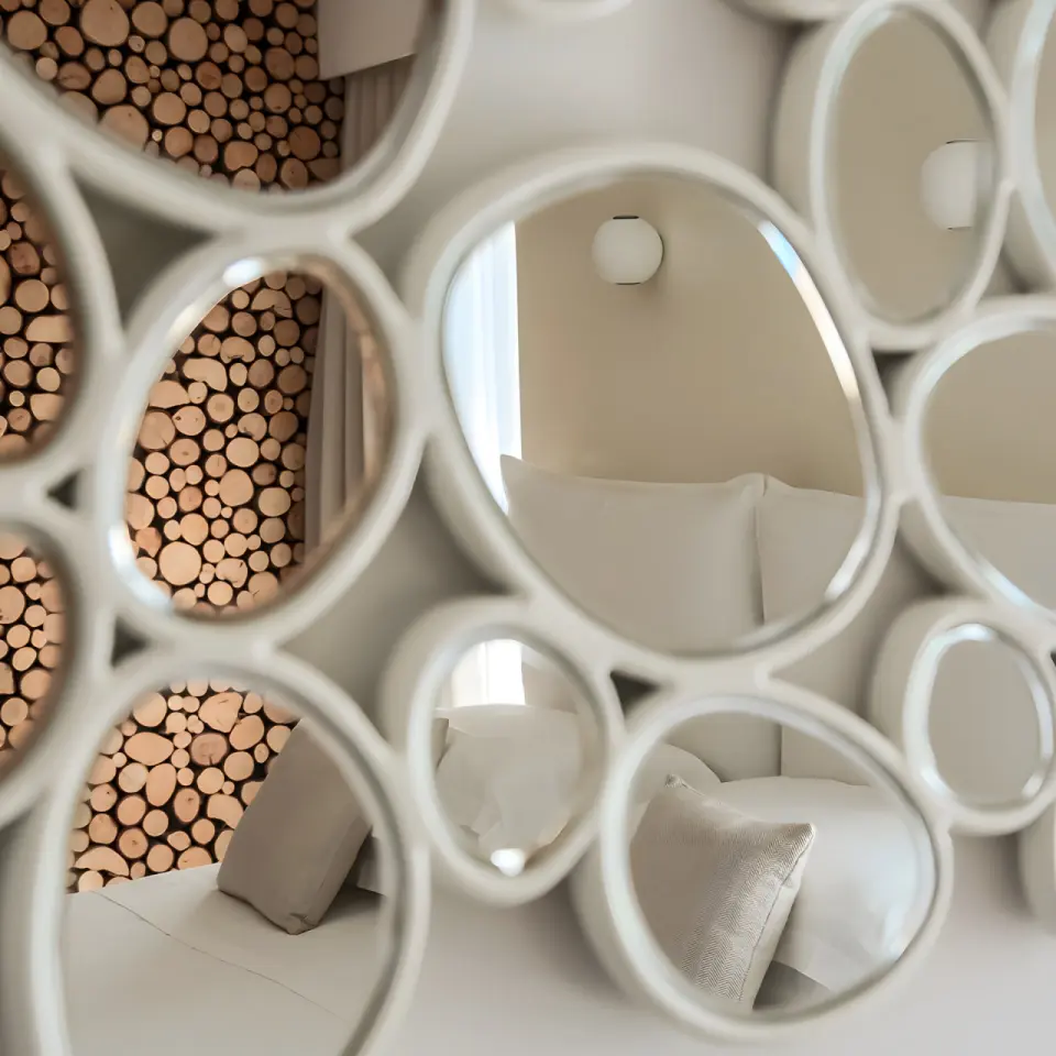 Hotel Select Suites & Spa in Riccione – Dekorativer Spiegel im Zimmer mit Holzwand | Wellnesshotel Emilia-Romagna