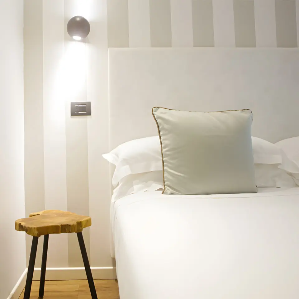Hotel Select Suites & Spa in Riccione – Modernes Schlafzimmer mit Holzhocker | Wellnesshotel Emilia-Romagna