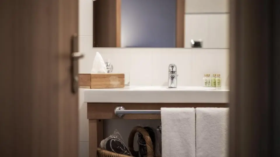 Hotel Gnollhof in St. Ulrich in Gröden – Modernes Badezimmer mit Waschtisch und Pflegeprodukten | Wellnesshotel Südtirol