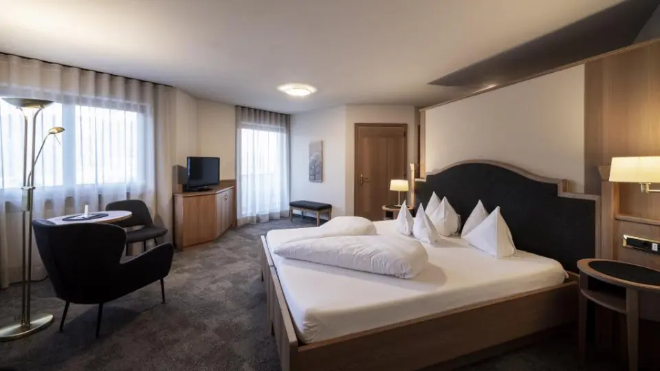 Hotel Gnollhof in St. Ulrich in Gröden – Komfortables Doppelzimmer mit Sitzbereich | Wellnesshotel Südtirol