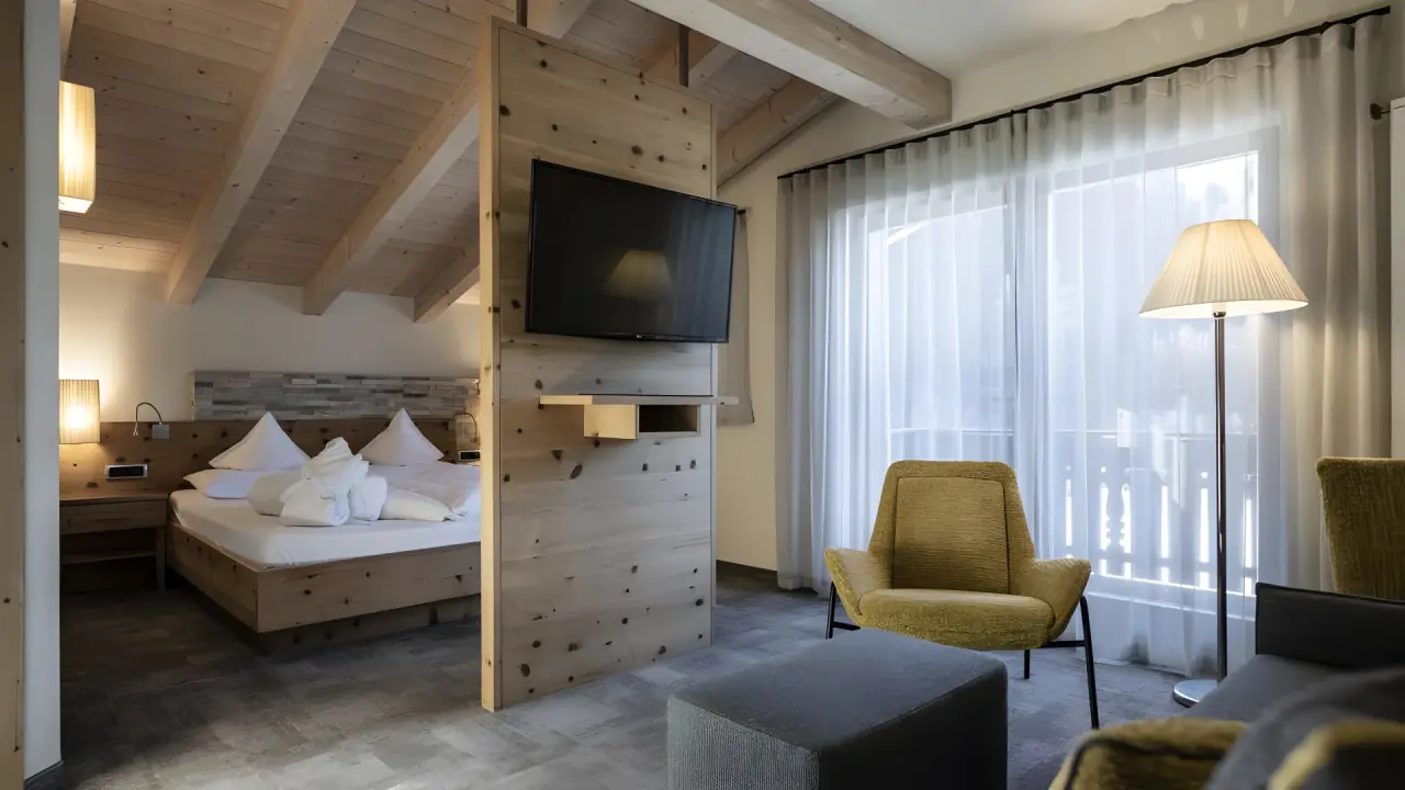 Hotel Gnollhof in St. Ulrich in Gröden – Geräumiges Hotelzimmer im alpinen Stil mit Bademantel | Wellnesshotel Südtirol