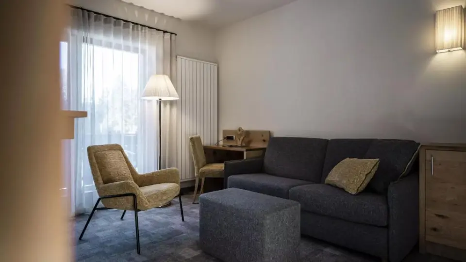 Hotel Gnollhof in St. Ulrich in Gröden – Gemütlicher Wohnbereich im Hotelzimmer | Wellnesshotel Südtirol