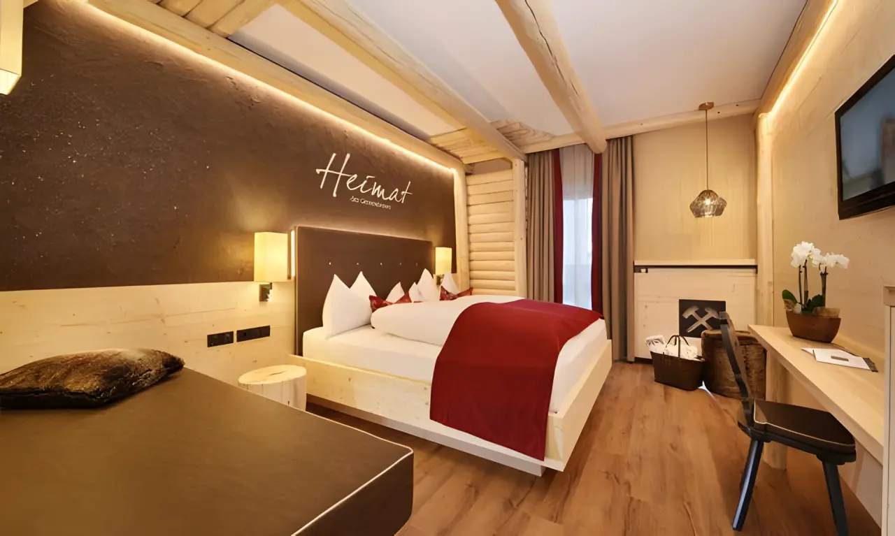 Hotel Plunhof in Ridnaun – Gemütliches Doppelzimmer im alpinen Stil mit Kamin | Wellnesshotel Südtirol