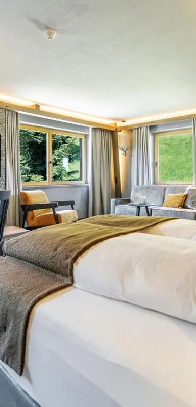 Hotel Plunhof in Ridnaun – Modernes Doppelzimmer mit großen Fenstern und Naturausblick | Wellnesshotel Südtirol