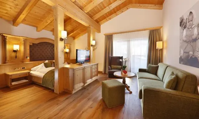 Hotel Plunhof in Ridnaun – Geräumige Suite mit offenem Wohnbereich und Holzbalkendecke | Wellnesshotel Südtirol