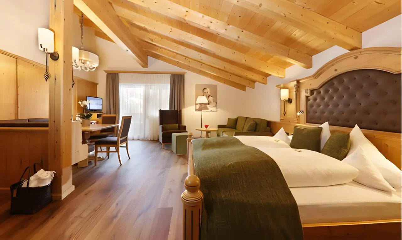 Hotel Plunhof in Ridnaun – Komfortable Suite mit Essbereich, Schlafzimmer und Wohnbereich | Wellnesshotel Südtirol