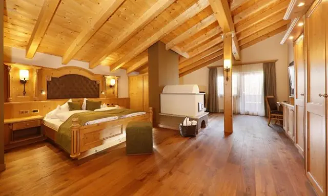 Hotel Plunhof in Ridnaun – Luxuriöse Suite mit Kachelofen, Holzbalken und viel Platz | Wellnesshotel Südtirol