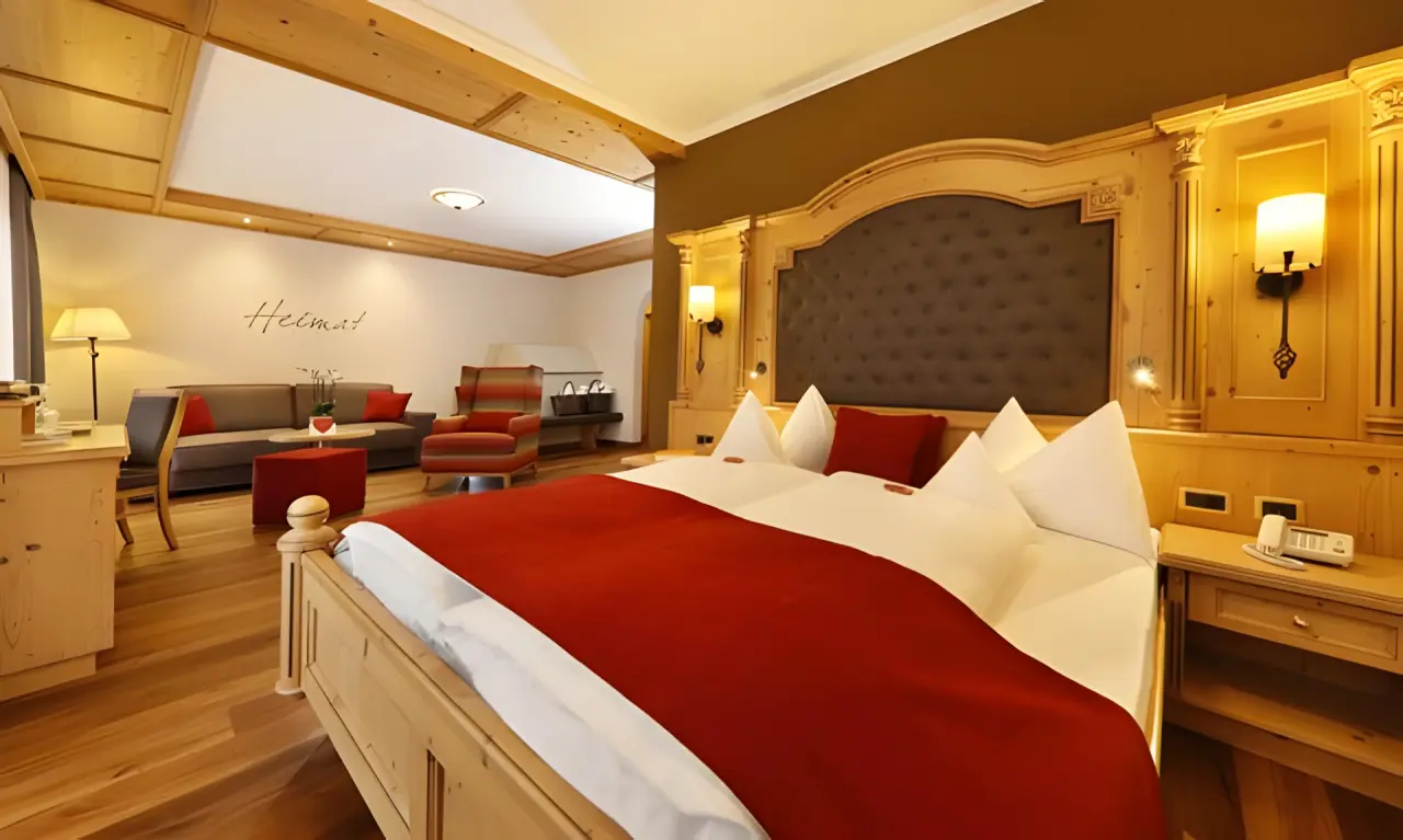 Hotel Plunhof in Ridnaun – Gemütliches Doppelzimmer im alpinen Stil mit Sitzbereich | Wellnesshotel Alpen