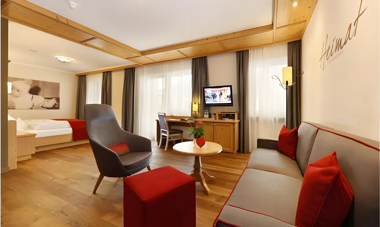 Hotel Plunhof in Ridnaun – Komfortables Hotelzimmer mit Sitzbereich und Schreibtisch | Wellnesshotel Alpen