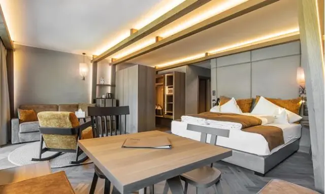 Hotel Plunhof in Ridnaun – Modernes Doppelzimmer mit Essbereich und stilvollem Design | Wellnesshotel Alpen