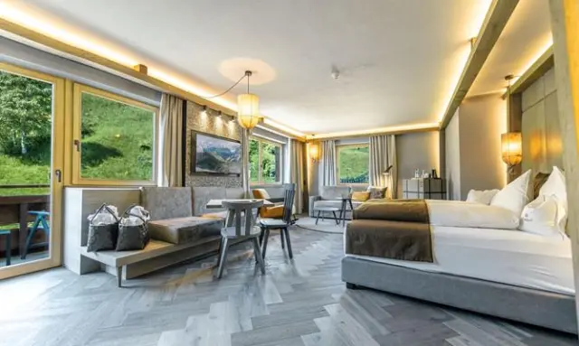 Hotel Plunhof in Ridnaun – Helles Hotelzimmer mit Bergblick und moderner Einrichtung | Wellnesshotel Alpen