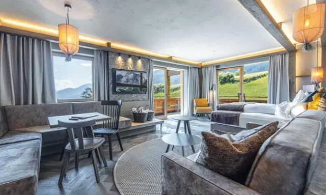 Hotel Plunhof in Ridnaun – Geräumige Suite mit Panorama-Bergblick und stilvollem Wohnbereich | Wellnesshotel Alpen