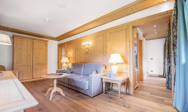 Hotel Plunhof in Ridnaun – Gemütlicher Wohnbereich im traditionellen Stil mit Holzvertäfelung | Wellnesshotel Alpen