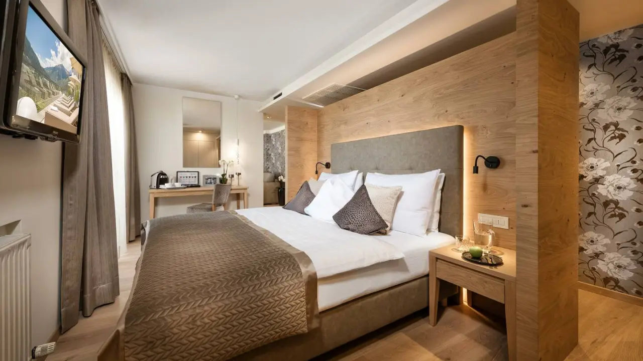 Small & Beautiful Hotel Gnaid in Dorf Tirol – Gemütliches Doppelzimmer mit Holzelementen | Wellnesshotel Südtirol