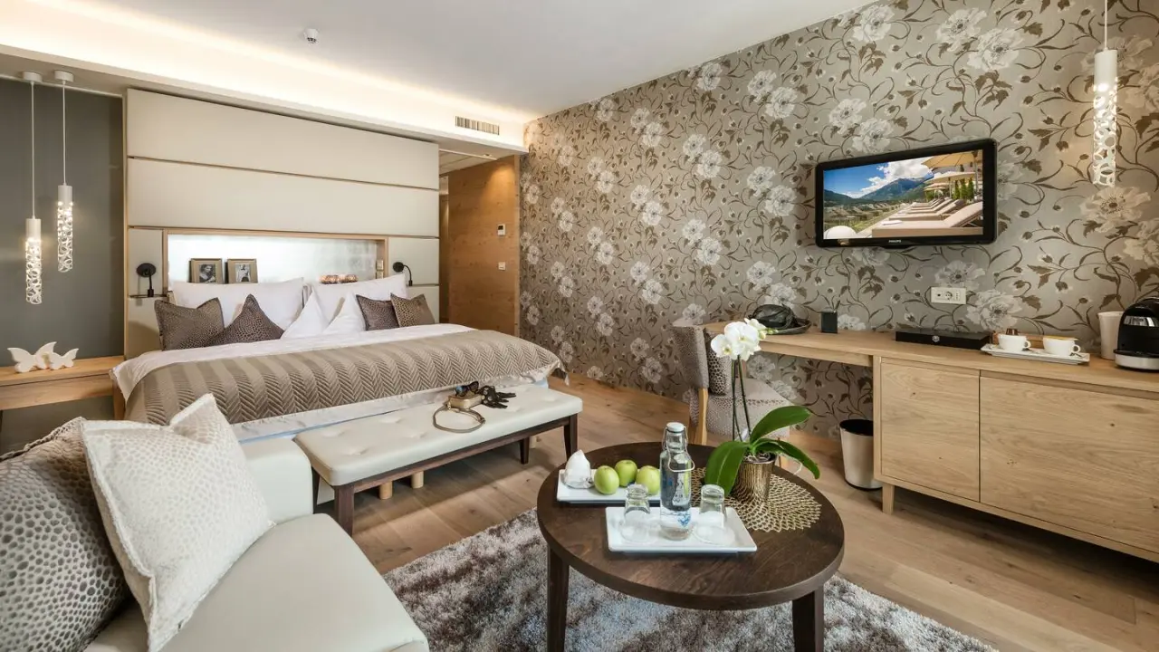 Small & Beautiful Hotel Gnaid in Dorf Tirol – Helles Doppelzimmer mit floraler Tapete | Wellnesshotel Südtirol