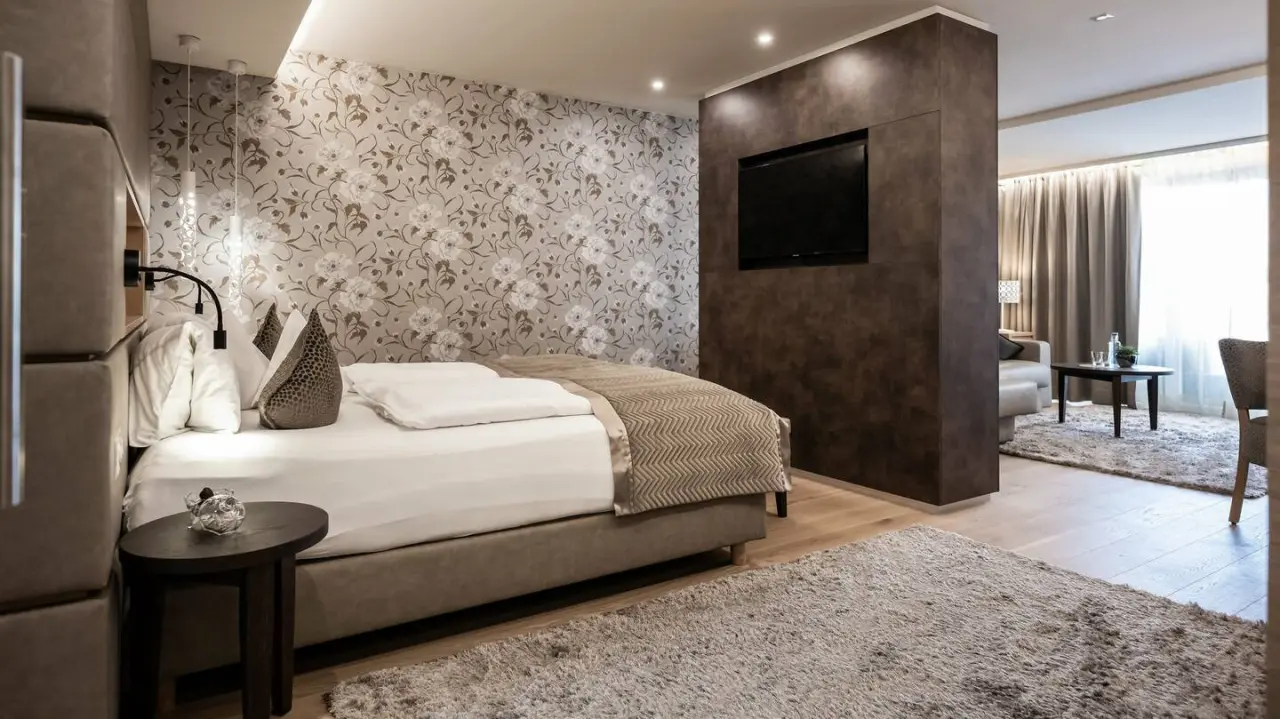 Small & Beautiful Hotel Gnaid in Dorf Tirol – Geräumige Suite mit separatem Wohnbereich | Wellnesshotel Südtirol
