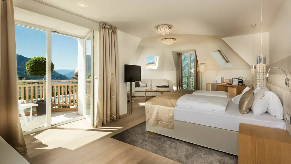 Small & Beautiful Hotel Gnaid in Dorf Tirol – Geräumiges Zimmer mit Balkon und Bergblick | Wellnesshotel Südtirol