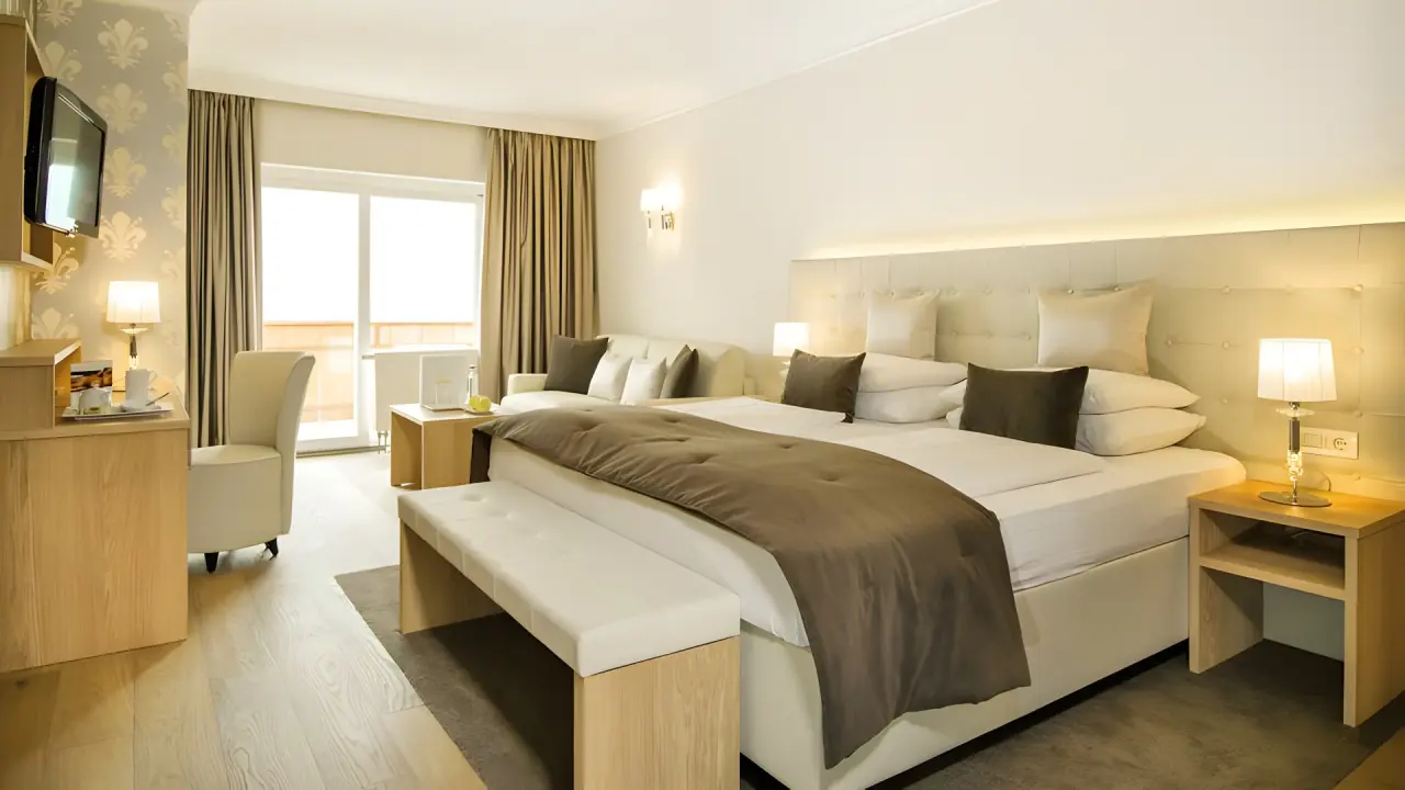 Small & Beautiful Hotel Gnaid in Dorf Tirol – Helles Doppelzimmer mit Sitzbereich | Wellnesshotel Südtirol