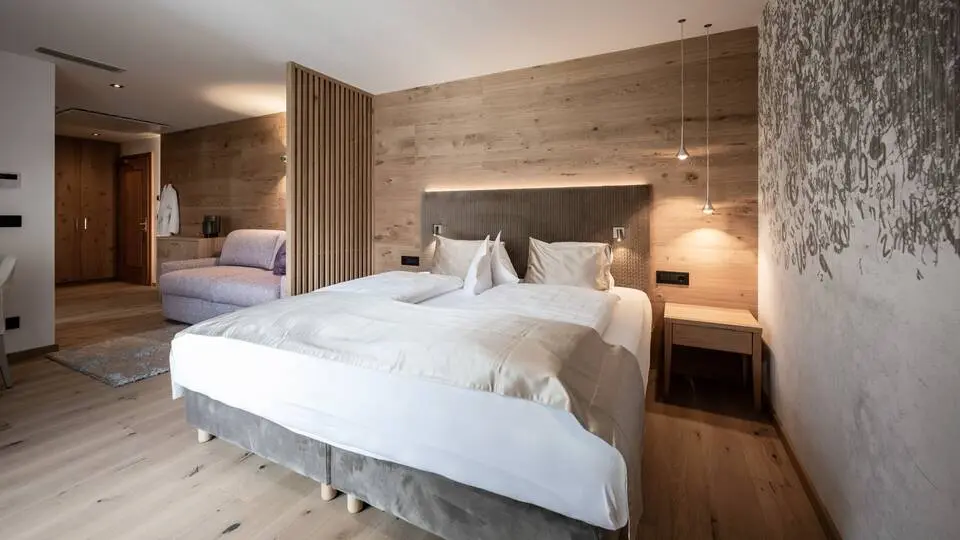 Small & Beautiful Hotel Gnaid in Dorf Tirol – Stilvolles Doppelzimmer mit Holzelementen | Wellnesshotel Südtirol