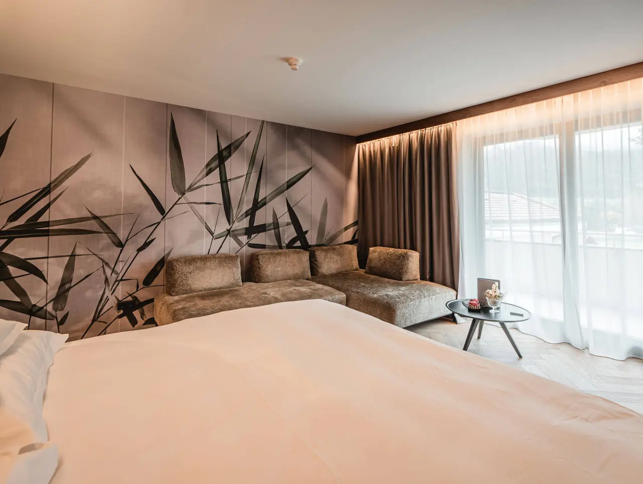 Majestic - Unique Spa Resort in Bruneck – Gemütliches Doppelzimmer mit stilvoller Bambus-Wandgestaltung | Wellnesshotel Südtirol