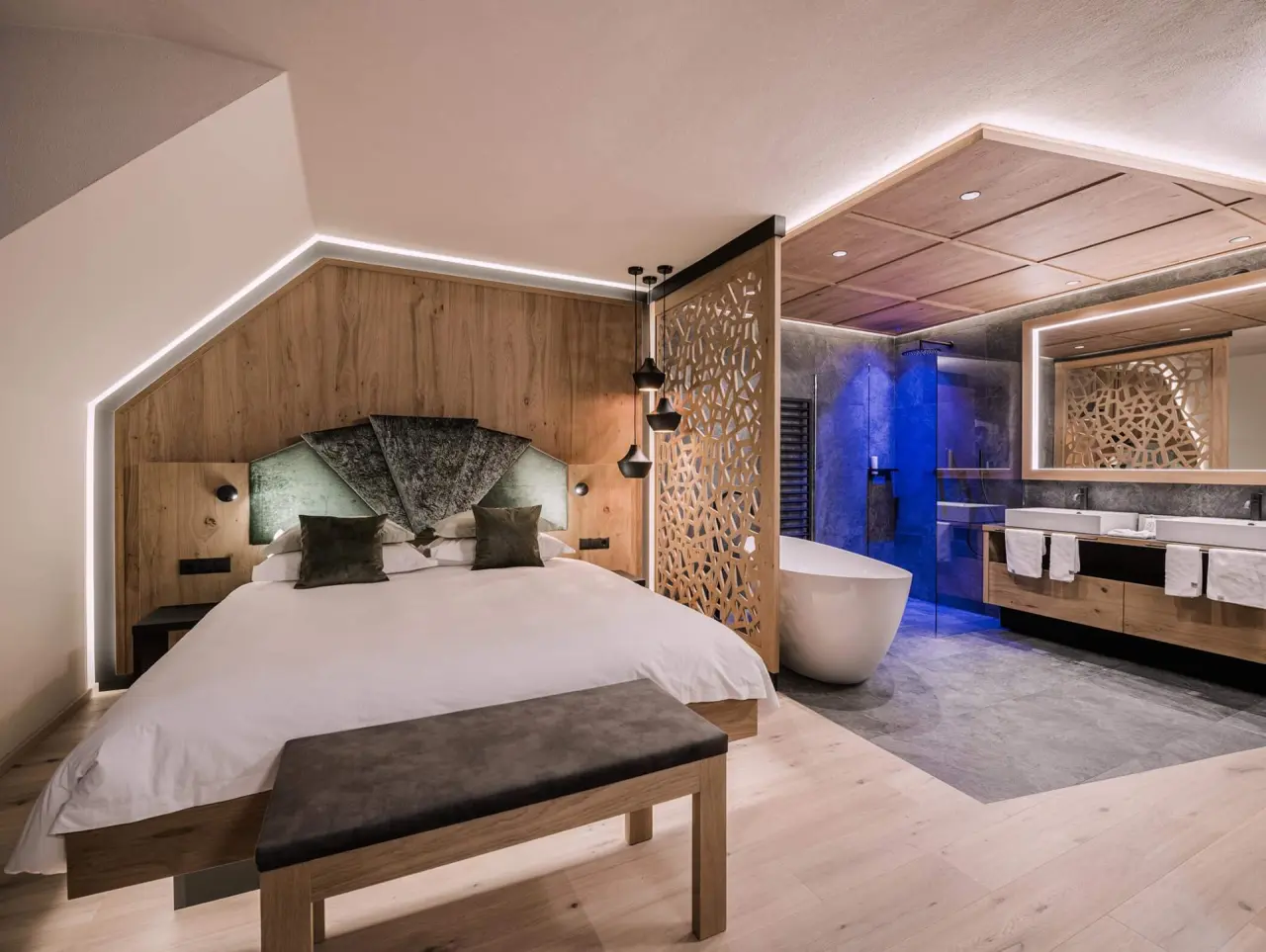 Majestic - Unique Spa Resort in Bruneck – Elegantes Zimmer mit freistehender Badewanne und offenem Bad | Wellnesshotel Südtirol