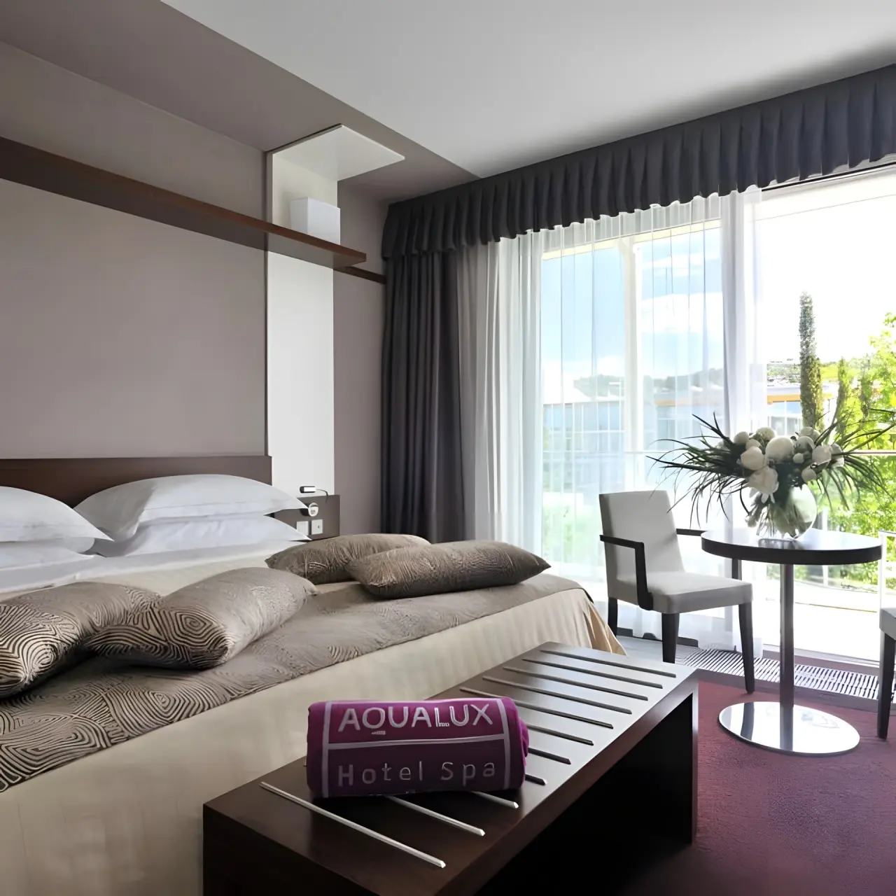 Aqualux Hotel Spa & Suite Bardolino in Bardolino – Helles Doppelzimmer mit Balkon und Blumen | Wellnesshotel Gardasee