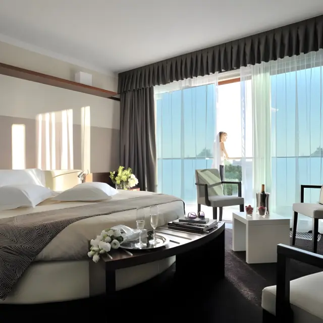 Aqualux Hotel Spa & Suite Bardolino in Bardolino – Luxuriöses Zimmer mit Rundbett und Balkonblick | Wellnesshotel Gardasee