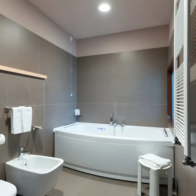 Aqualux Hotel Spa & Suite Bardolino in Bardolino – Modernes Badezimmer mit Badewanne und Bidet | Wellnesshotel Gardasee