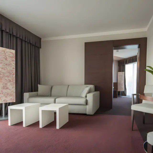 Aqualux Hotel Spa & Suite Bardolino in Bardolino – Geräumiger Wohnbereich einer Hotelsuite | Wellnesshotel Gardasee